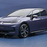Niebieski Volkswagen ID.3 Neo z nowoczesnymi światłami LED i stylowymi felgami stoi na niebieskim tle.