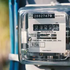 Licznik energii elektrycznej, pokazujący zużycie w kilowatogodzinach. To podstawowa jednostka energii.