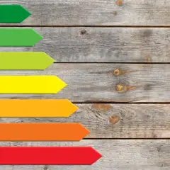 Kolorowe strzałki od A do G na drewnianym tle. Klasa energetyczna E to pomarańczowa strzałka.
