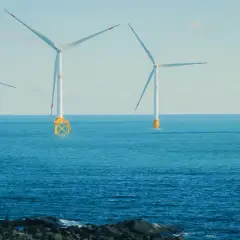 Wiatraki na morzu symbolizują potęgę Bałtyku i czystą energię.