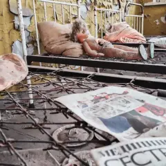 Opuszczone łóżka w Czarnobylu, z lalką i gazetą "Медсестра", przypominają o ofiarach tragedii.