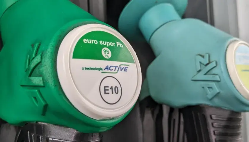 Dwie dysze dystrybutorów paliwa. Zielona z napisem "euro super Pb 95 z technologią ACTIVE E10". Obok turkusowa.