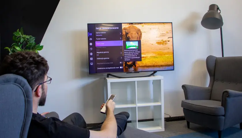 TV LED 65 cali: Ile prądu zużywa? Koszty, oszczędności, fotowoltaika.