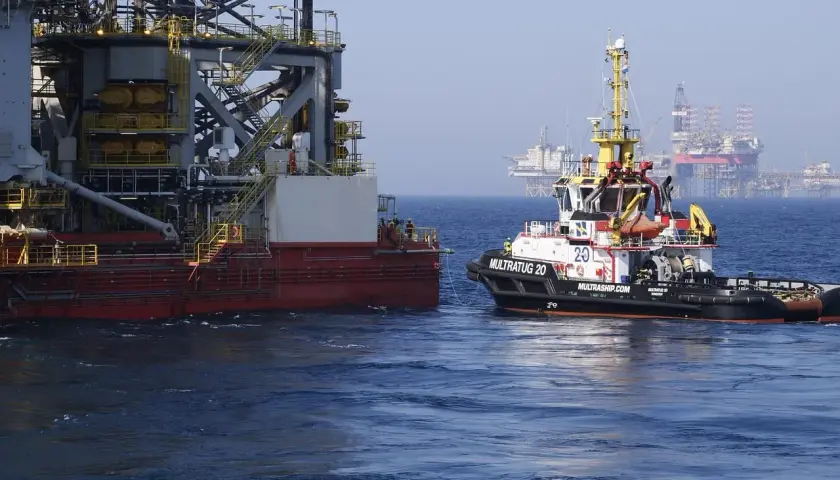 Holownik "Multratug 20" asystuje przy platformie wiertniczej, przypominając o wydarzeniach związanych z Deepwater Horizon.