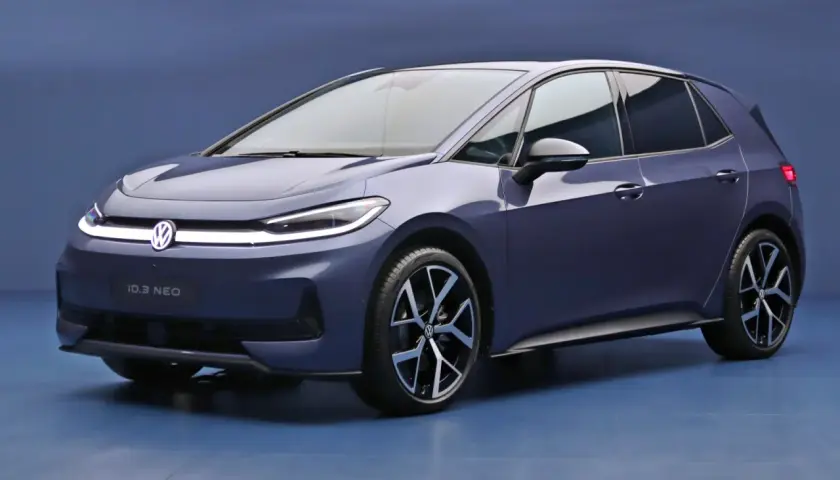 Niebieski Volkswagen ID.3 Neo z nowoczesnymi światłami LED i stylowymi felgami stoi na niebieskim tle.