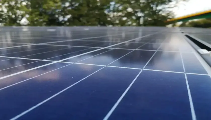 Jak działa elektrownia słoneczna? Od Słońca do Twojego gniazdka