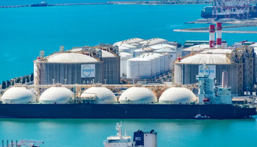 Terminal gazowy z kulistymi zbiornikami na statku, przygotowany do transportu LNG.