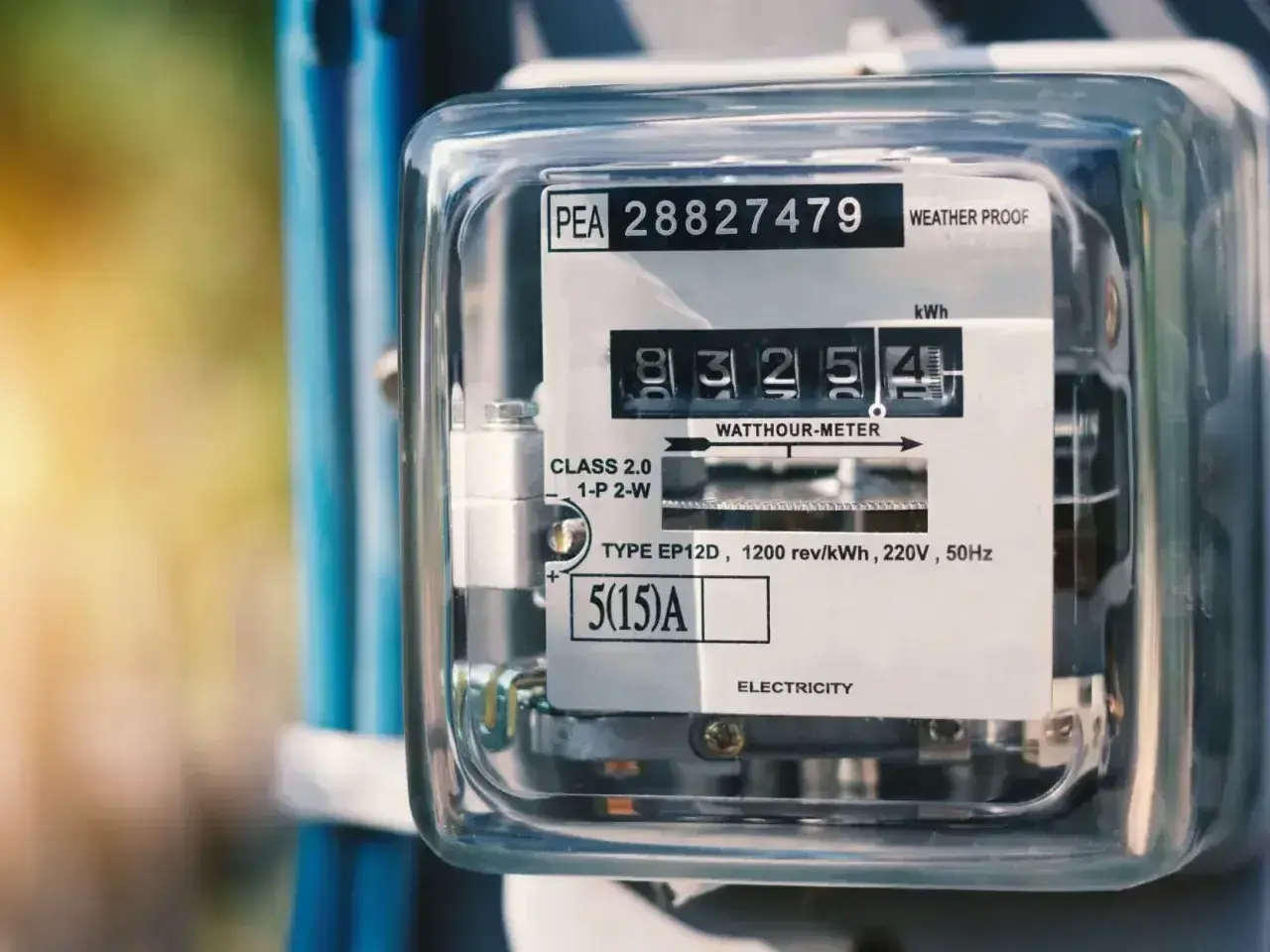 Licznik energii elektrycznej, pokazujący zużycie w kilowatogodzinach. To podstawowa jednostka energii.