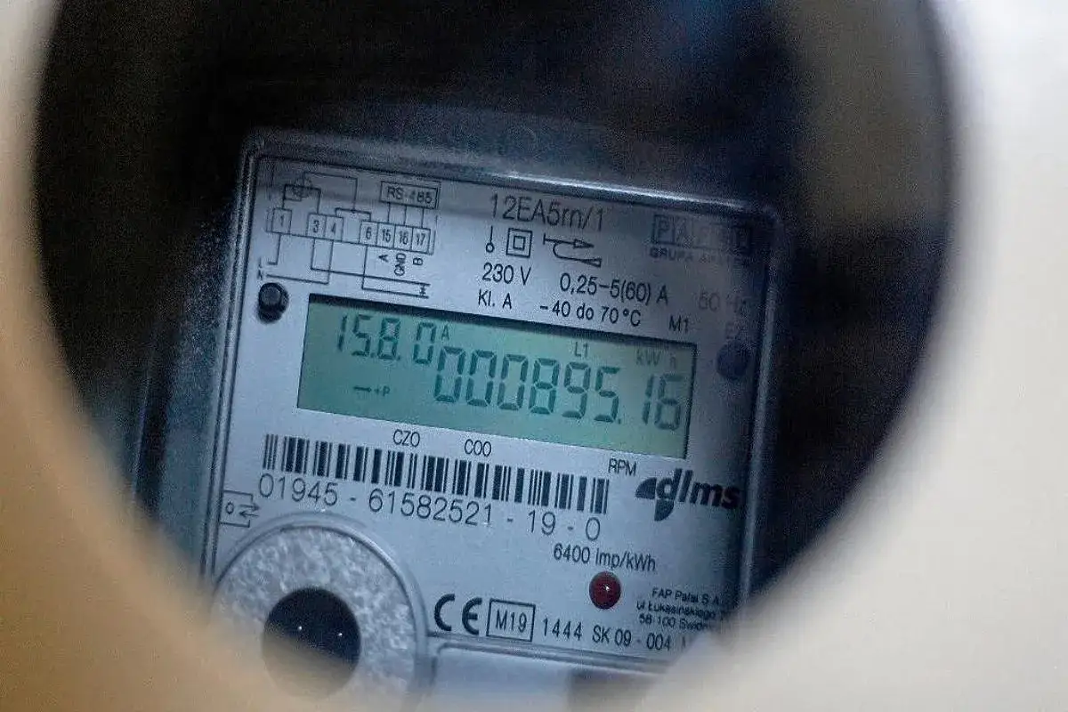 Cyfrowy licznik energii elektrycznej pokazuje zużycie 895,16 kWh. Wartość prądu wynosi 15,8 A, a moc chwilowa jest mierzona w kilowatach.