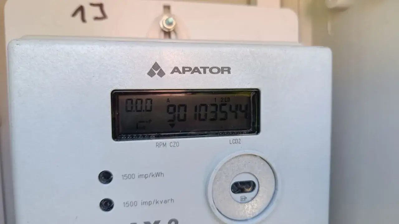 Licznik energii elektrycznej APATOR pokazuje zużycie 90103544.